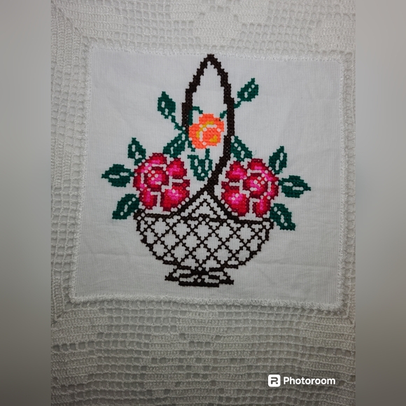 Hand Embroidered Flower Basket Cross Stitch Linen White Laced Edge 18" X 19" - Picture 3 of 7